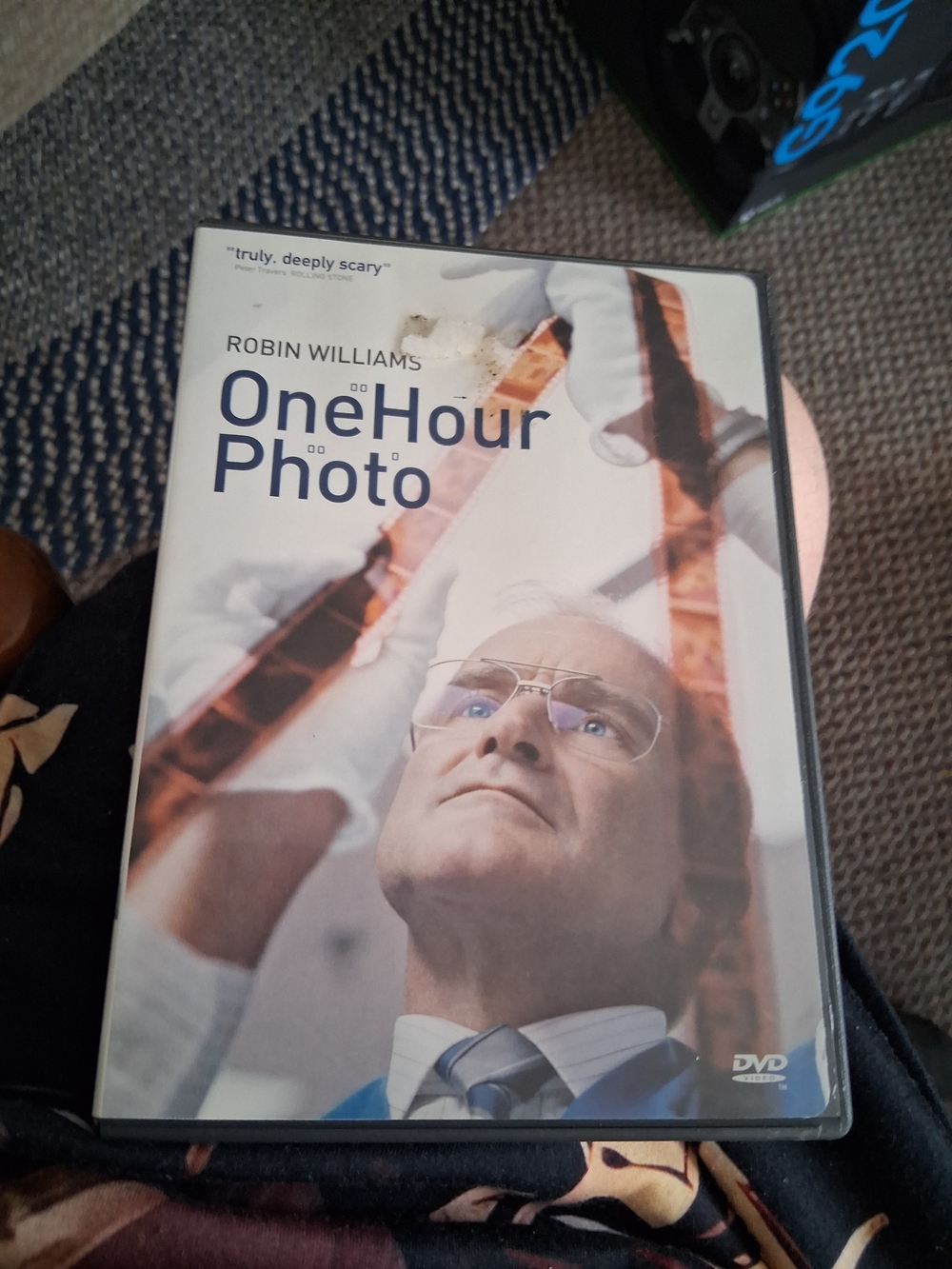 One Hour Photo (Robin Williams) DVD - White Cover